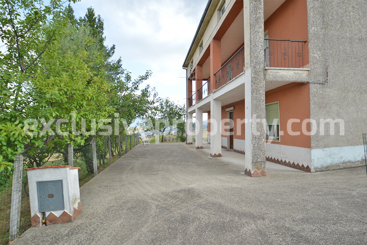 Detached house with garden and barn for sale in Roccaspinalveti Abruzzo 1