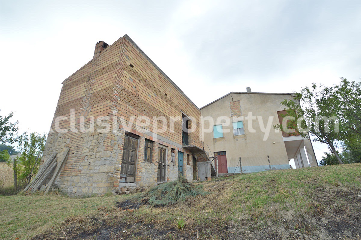 Detached house with garden and barn for sale in Roccaspinalveti Abruzzo 12