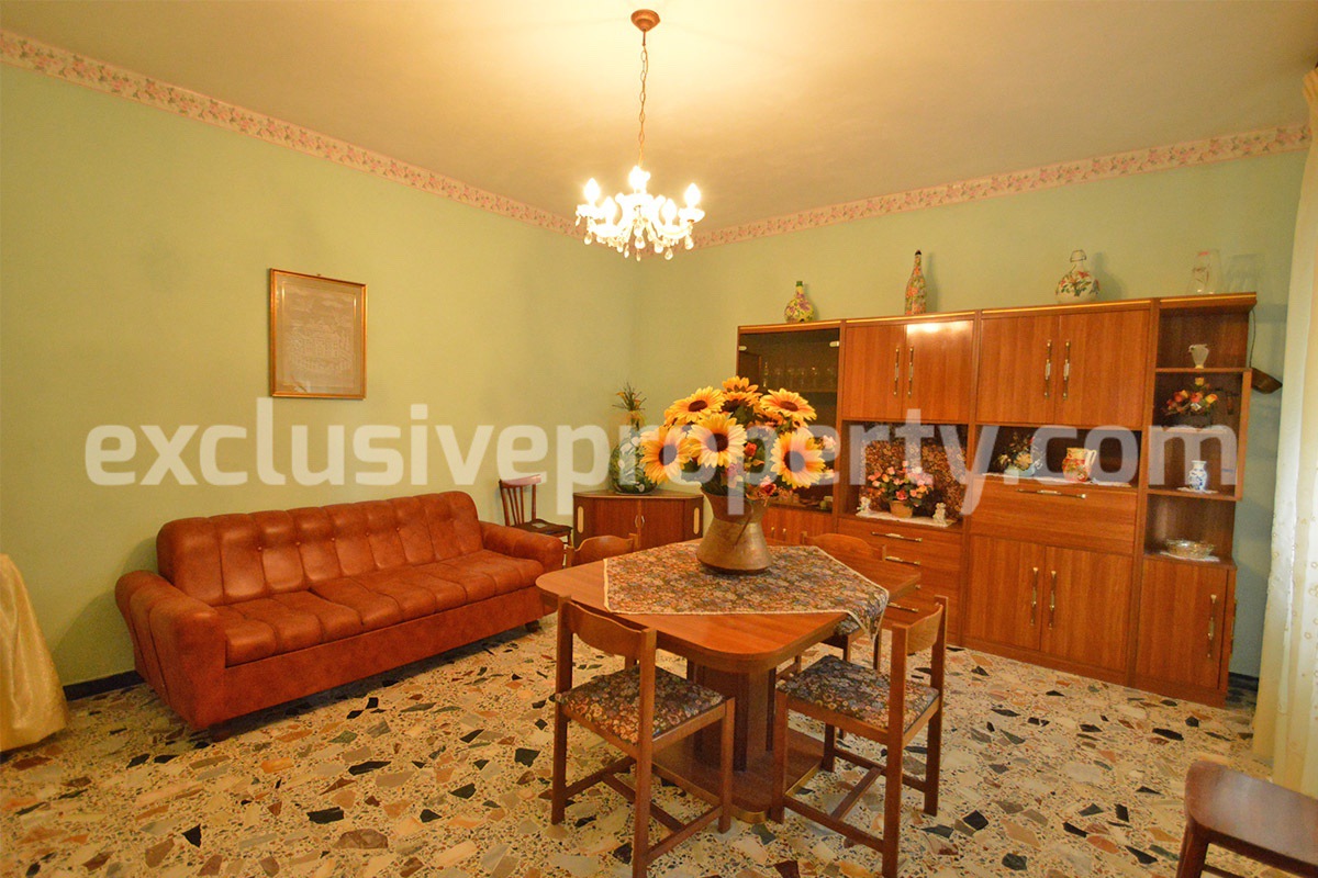 Detached house with garden and barn for sale in Roccaspinalveti Abruzzo