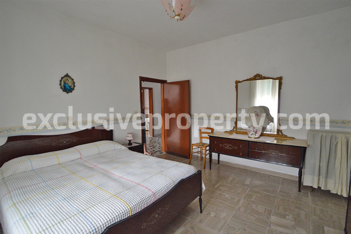 Detached house with garden and barn for sale in Roccaspinalveti Abruzzo 6