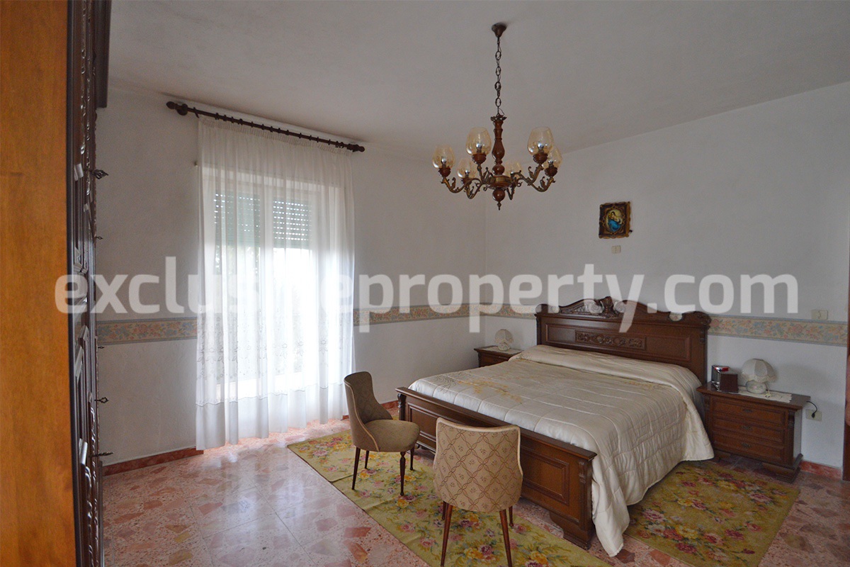 Detached house with garden and barn for sale in Roccaspinalveti Abruzzo 7