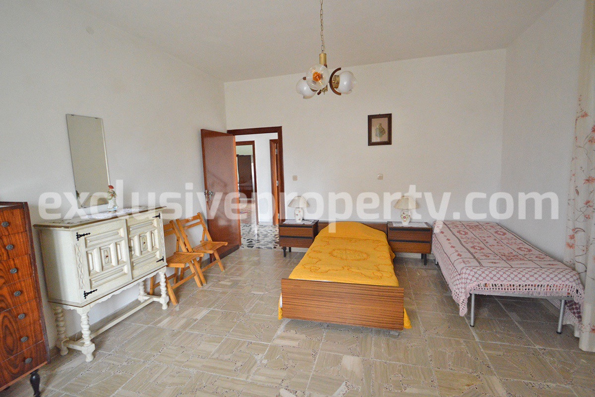 Detached house with garden and barn for sale in Roccaspinalveti Abruzzo 9