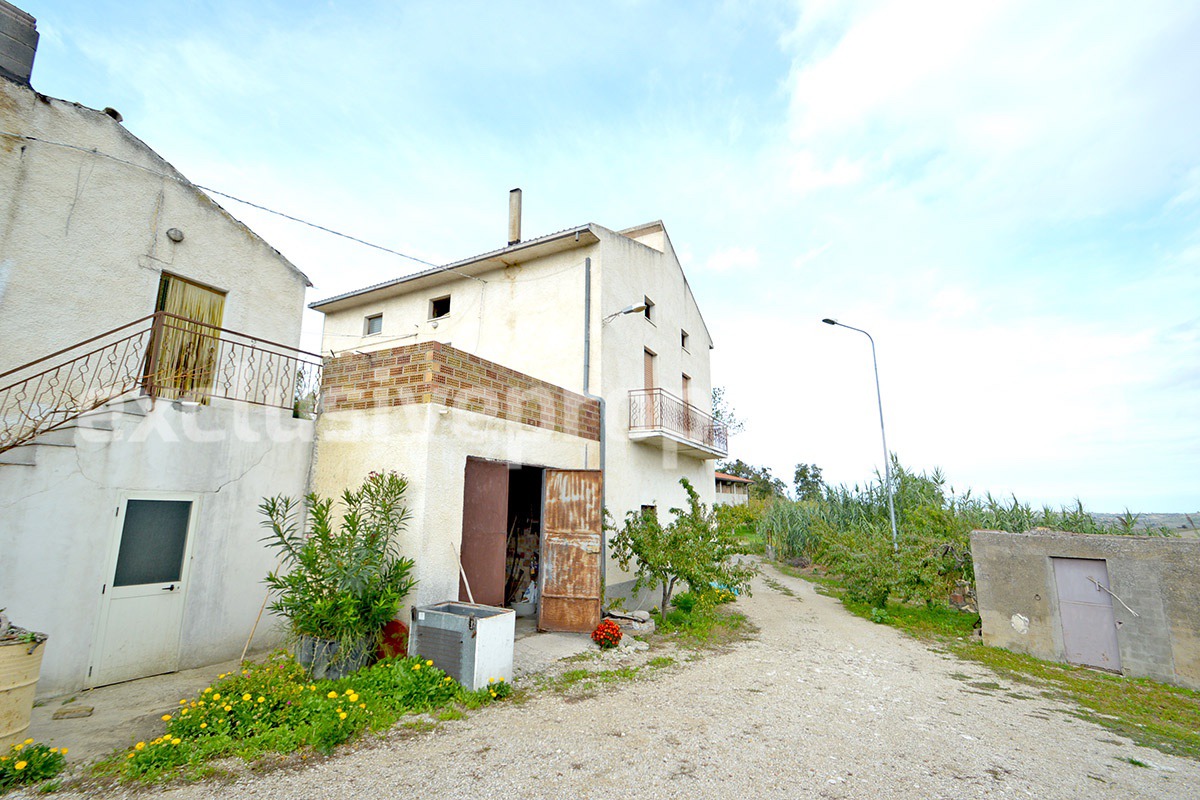 House with large terrace and land with fruit trees for sale in Abruzzo 2