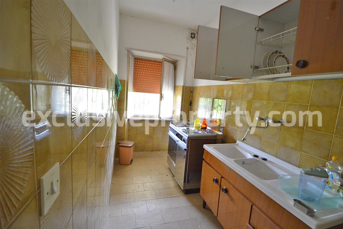 Italian property with a garden and terrace for sale in Roccaspinalveti 3
