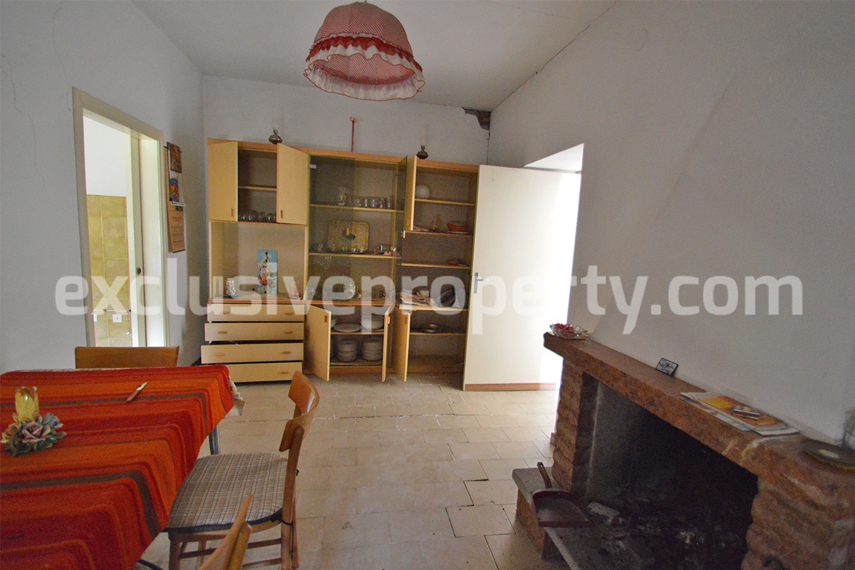 Italian property with a garden and terrace for sale in Roccaspinalveti 4