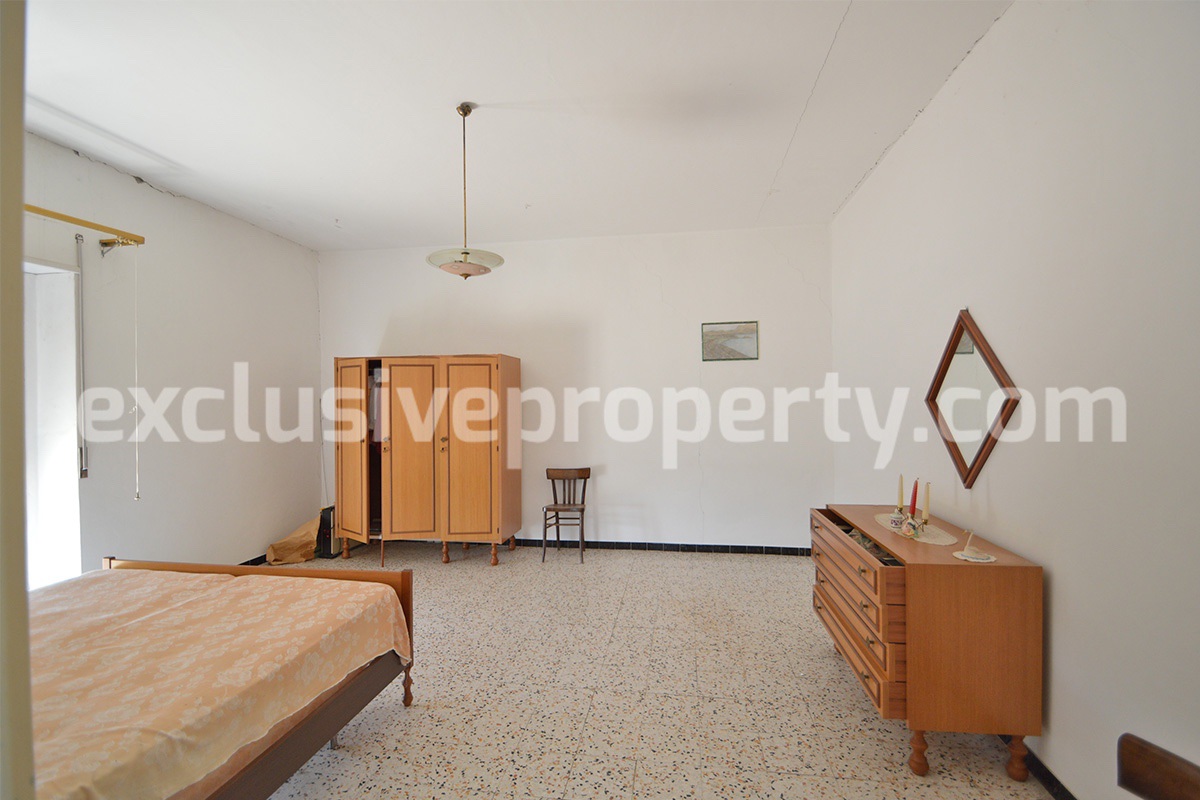 Italian property with a garden and terrace for sale in Roccaspinalveti