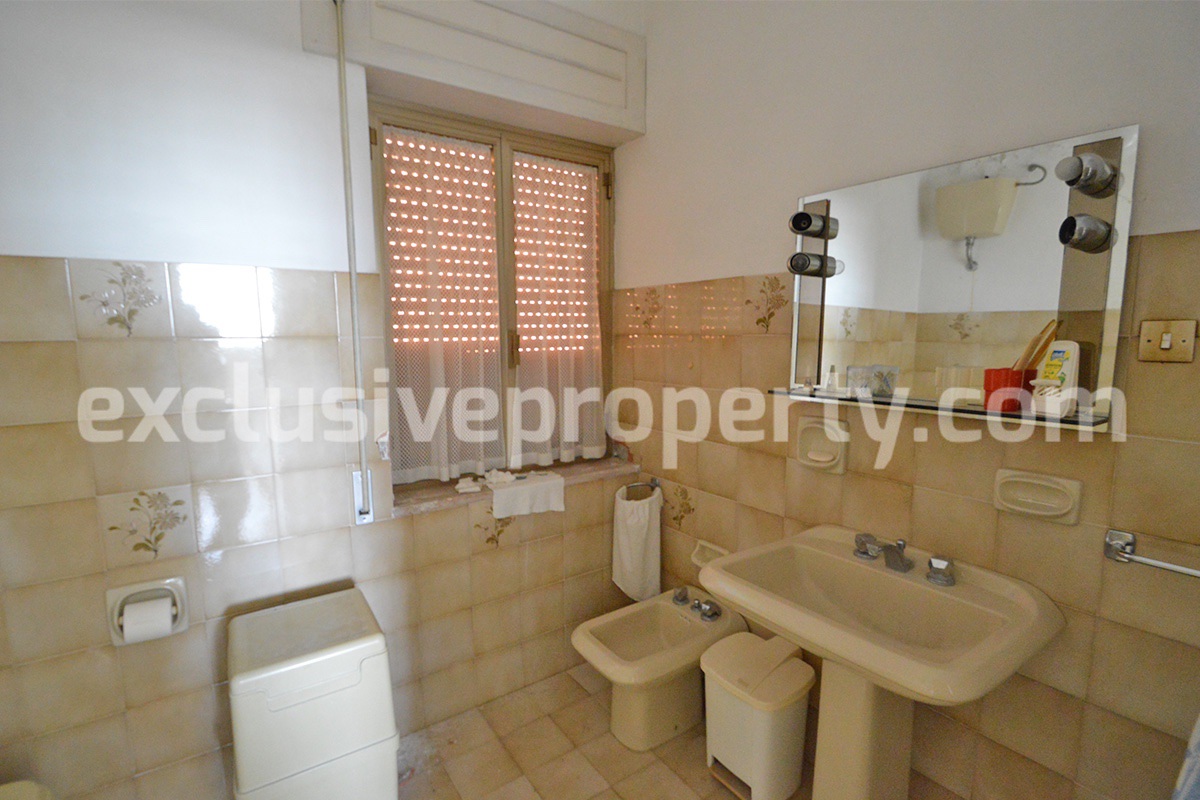 Italian property with a garden and terrace for sale in Roccaspinalveti 6