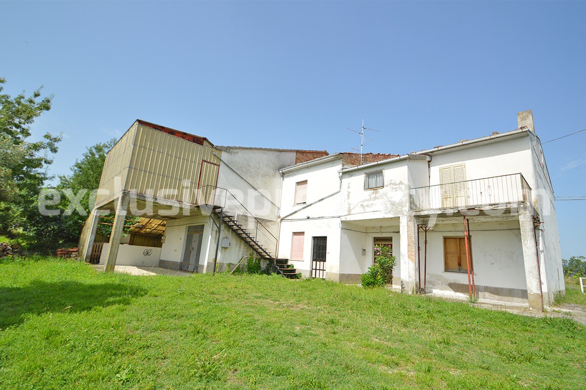 Spacious house with garage sheds and garden for sale in Roccaspinalveti Abruzzo 1