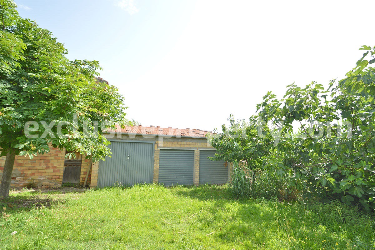 Spacious house with garage sheds and garden for sale in Roccaspinalveti Abruzzo 3