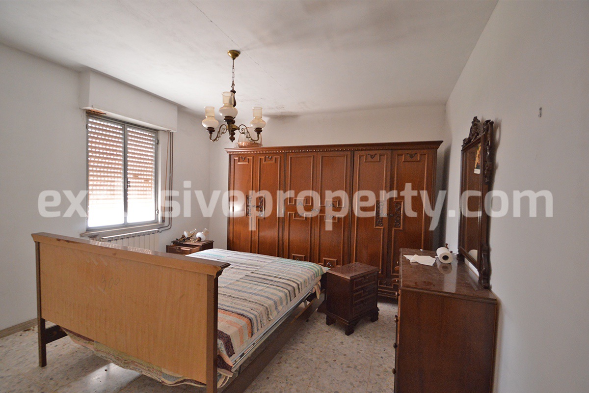 Spacious house with garage sheds and garden for sale in Roccaspinalveti Abruzzo 8