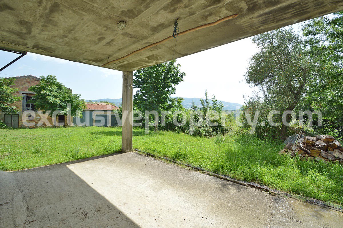 Spacious house with garage sheds and garden for sale in Roccaspinalveti Abruzzo