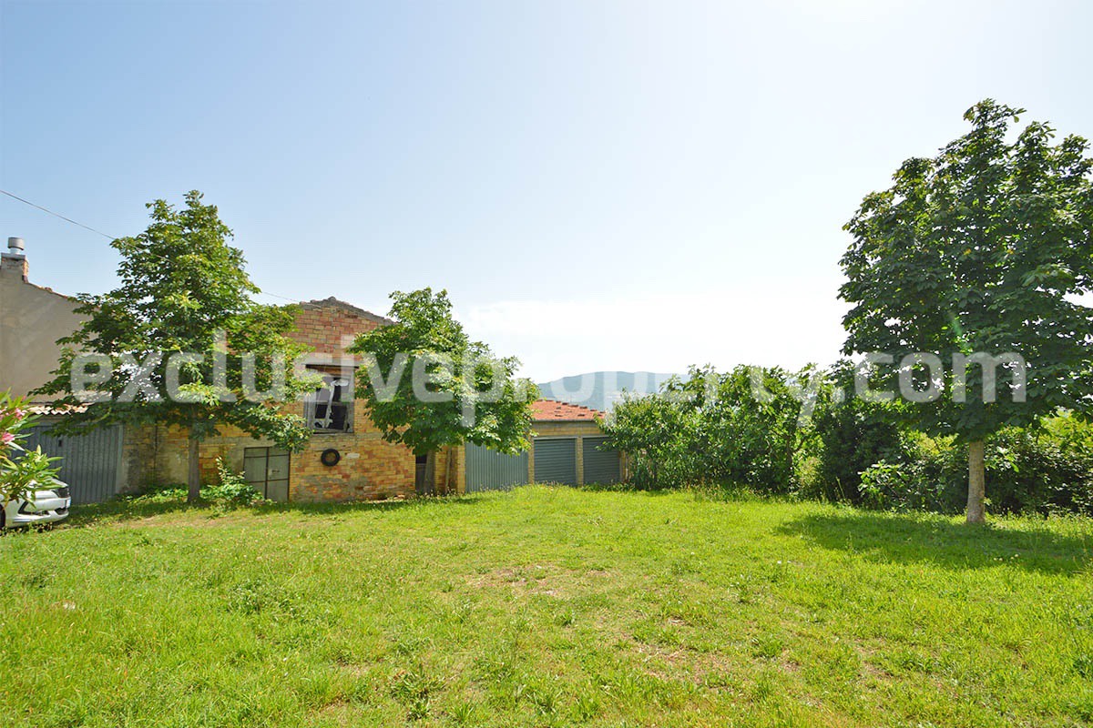 Spacious house with garage sheds and garden for sale in Roccaspinalveti Abruzzo 4