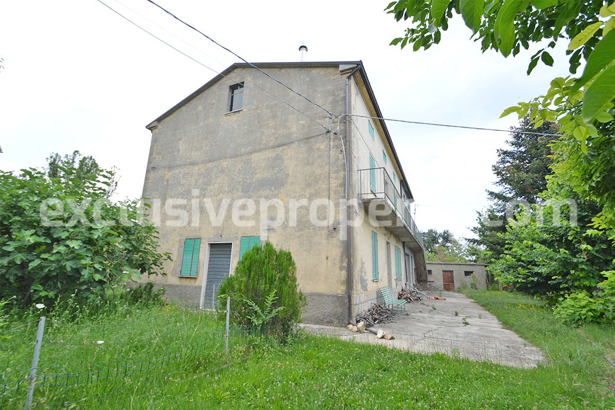Spacious house with land and garages for sale in the Abruzzo region 1