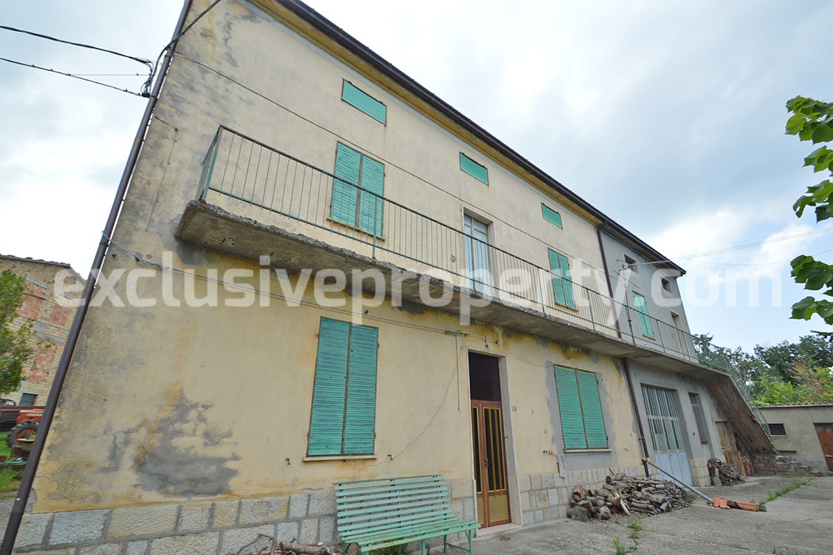 Spacious house with land and garages for sale in the Abruzzo region 2