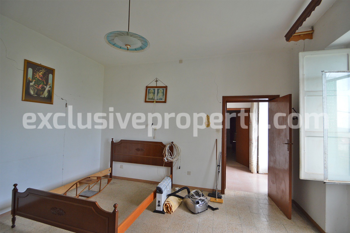 Spacious house with land and garages for sale in the Abruzzo region 5