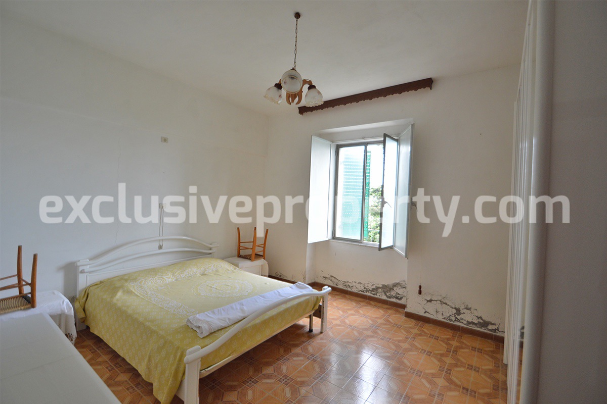 Spacious house with land and garages for sale in the Abruzzo region