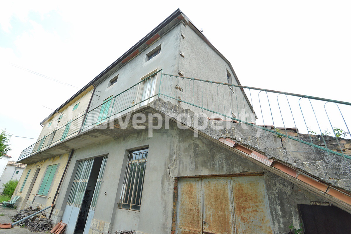 Spacious house with land and garages for sale in the Abruzzo region