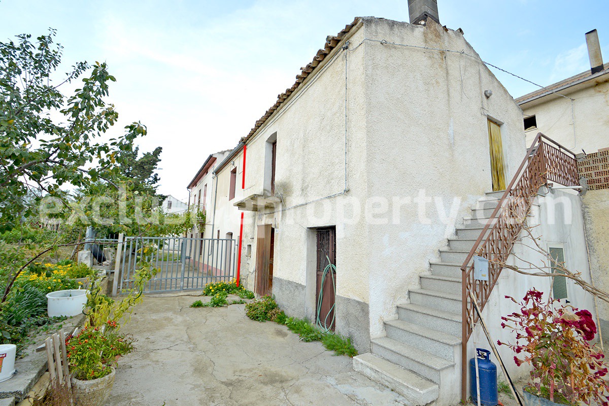 House with large terrace and land with fruit trees for sale in Abruzzo 5