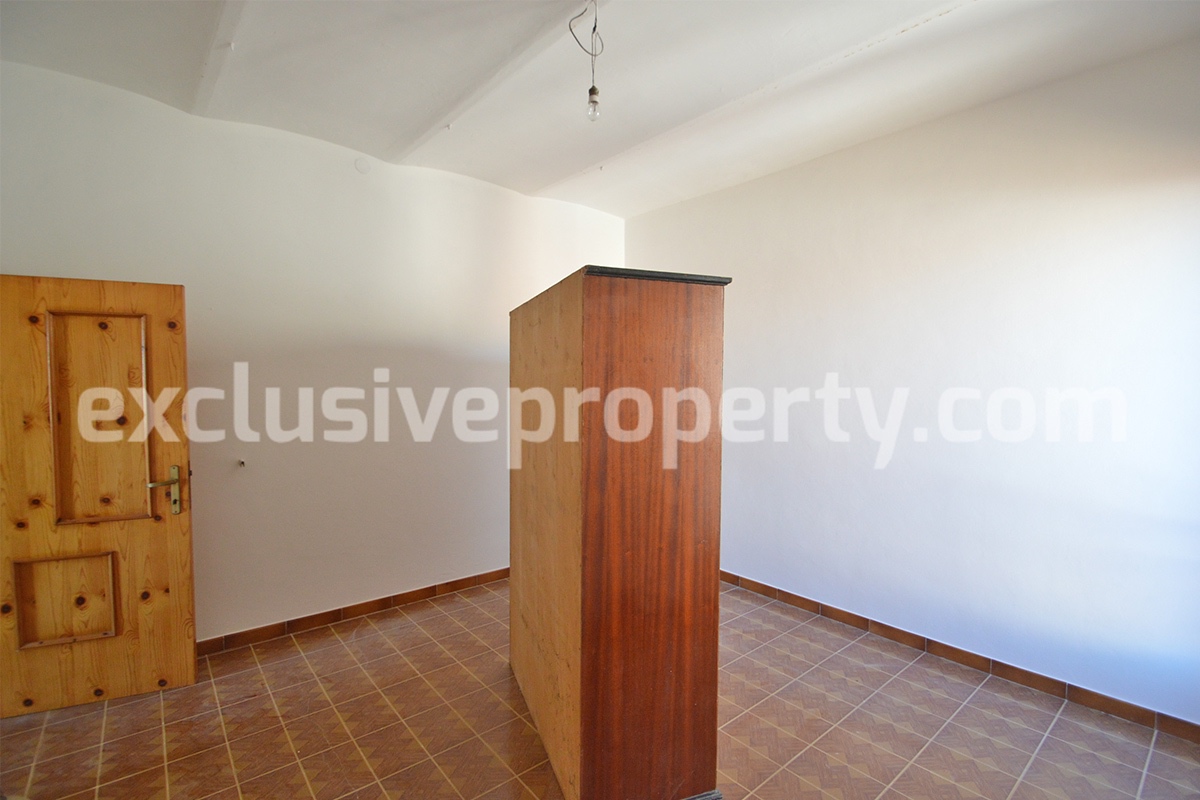 Spacious village house in good condition with balcony for sale in the Abruzzo 19
