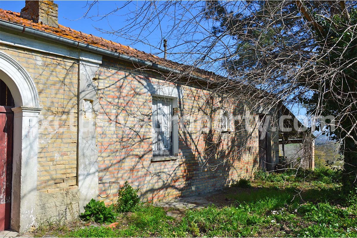 Colonial farmhouse with two hectares of land for sale in Pollutri Abruzzo Italy