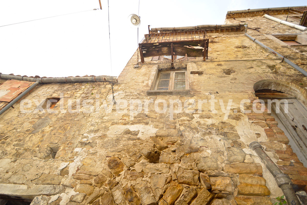 Ancient house of stone and bricks for sale province of Chieti San Buono 2