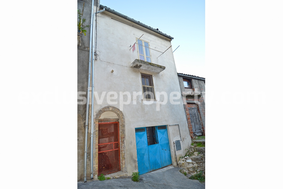 Habitable town house with garage for sale in San Buono Abruzzo Italy
