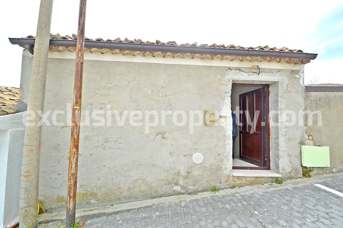 Partially restore house with new roof for sale in Abruzzo 3