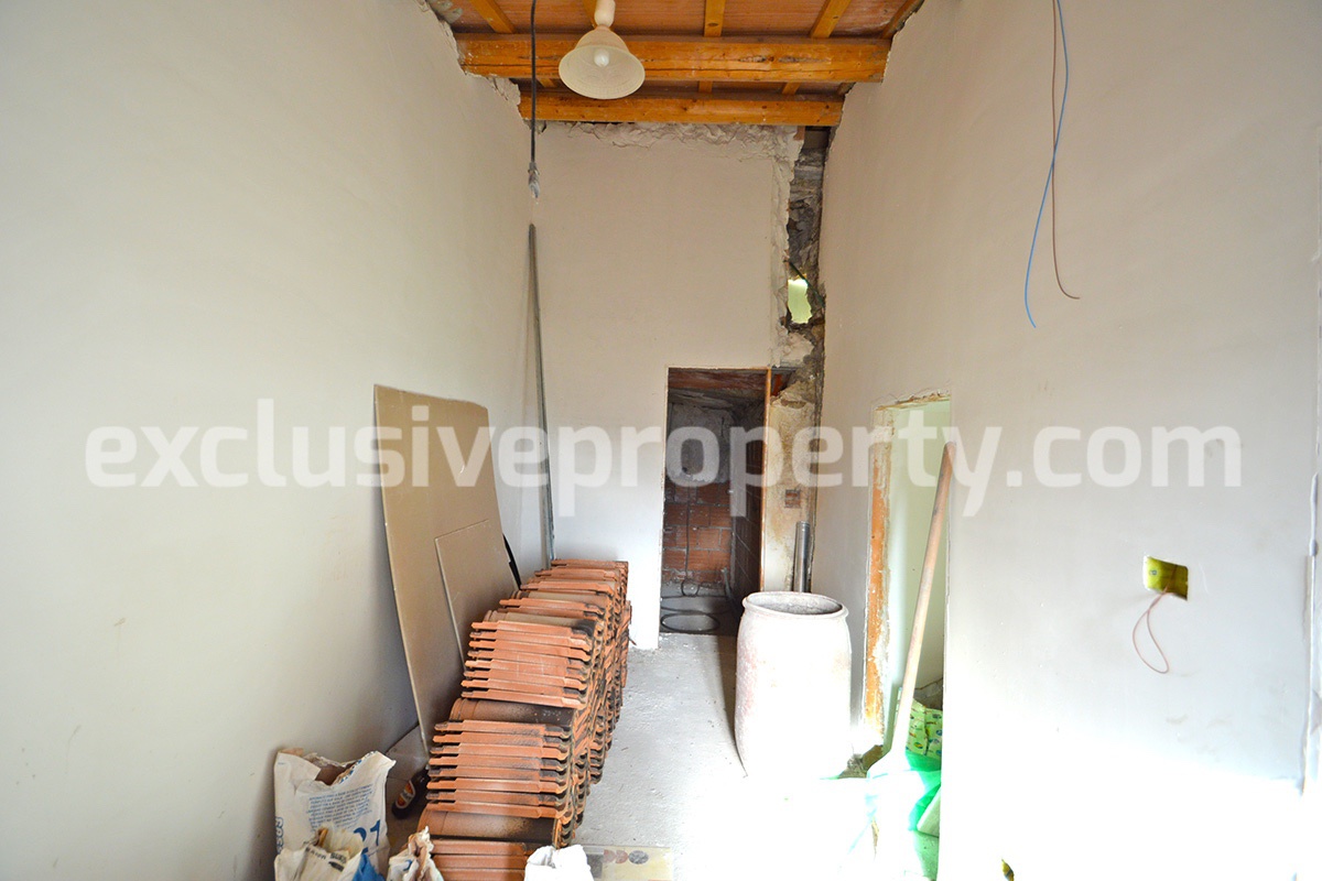 Partially restore house with new roof for sale in Abruzzo 7