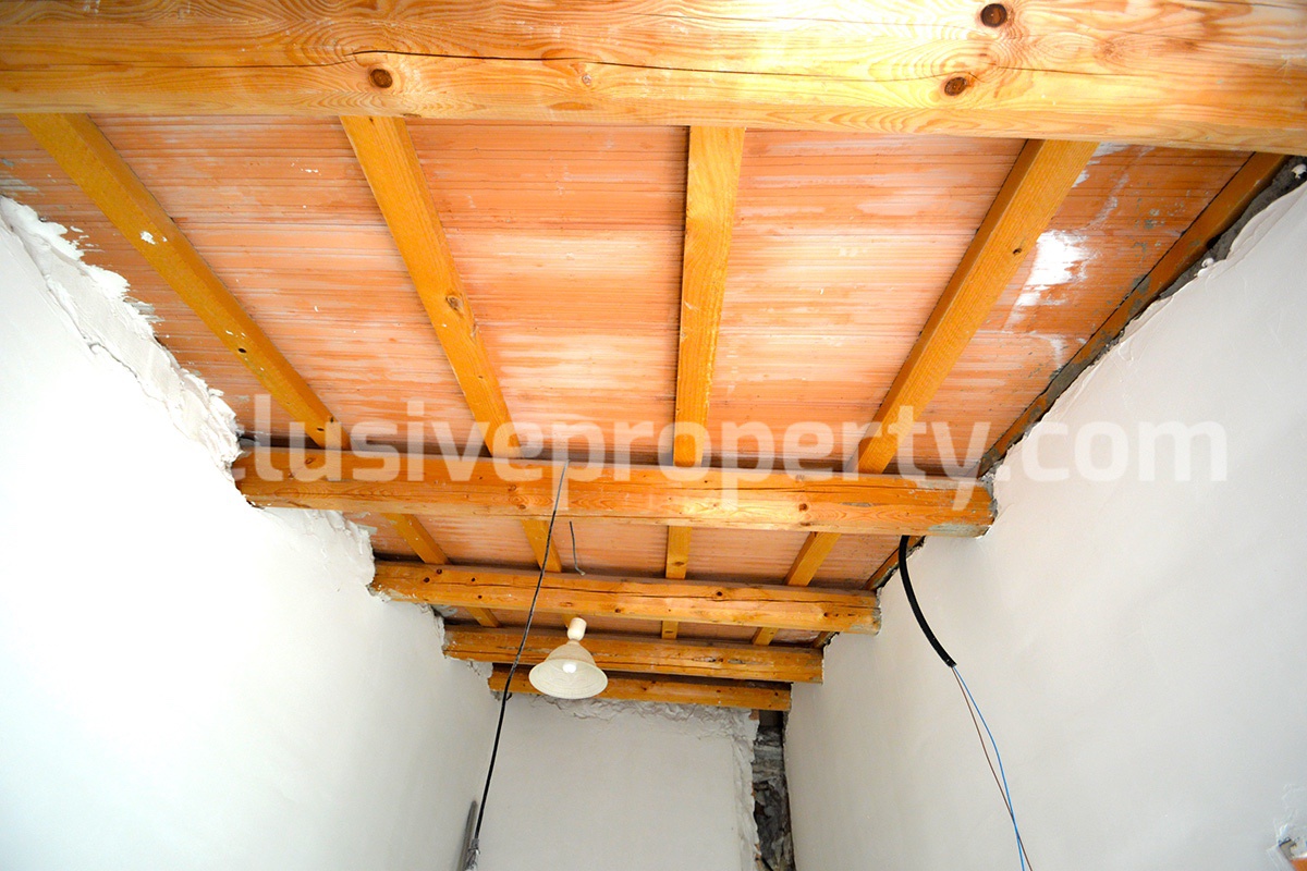 Partially restore house with new roof for sale in Abruzzo 8