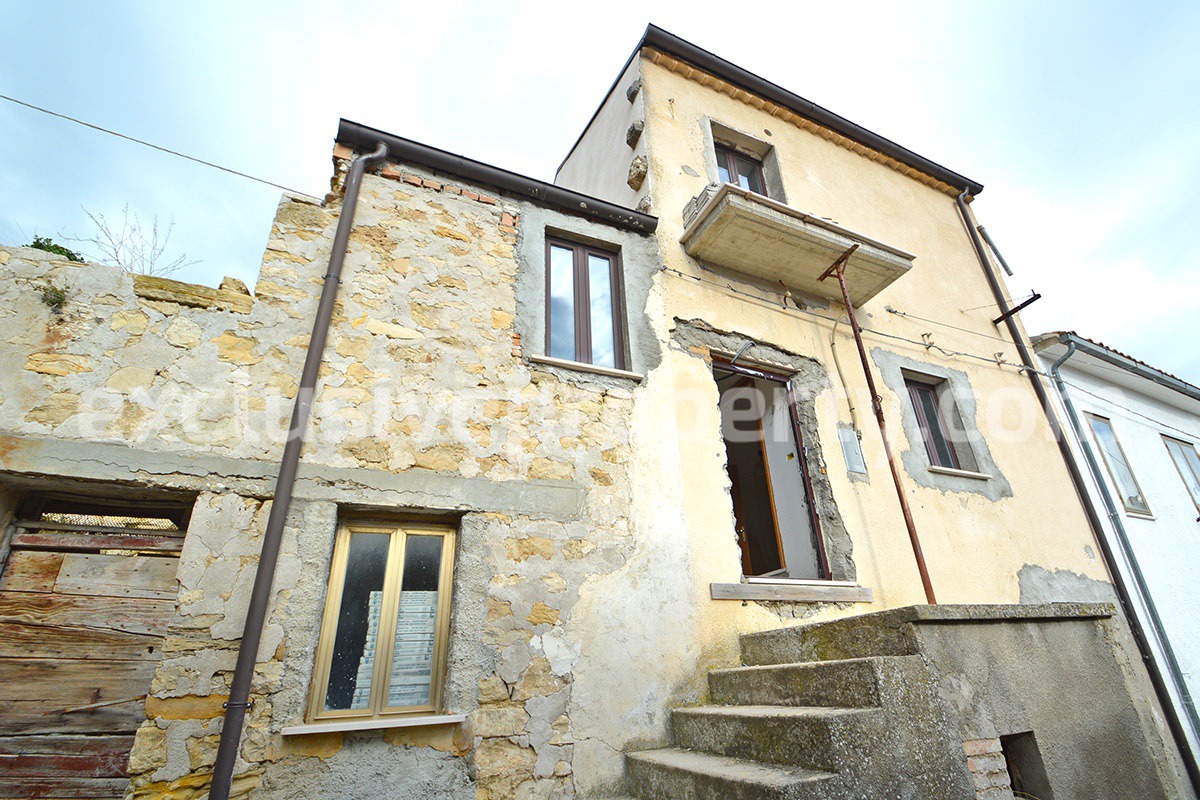 Partially restore house with new roof for sale in Abruzzo 2