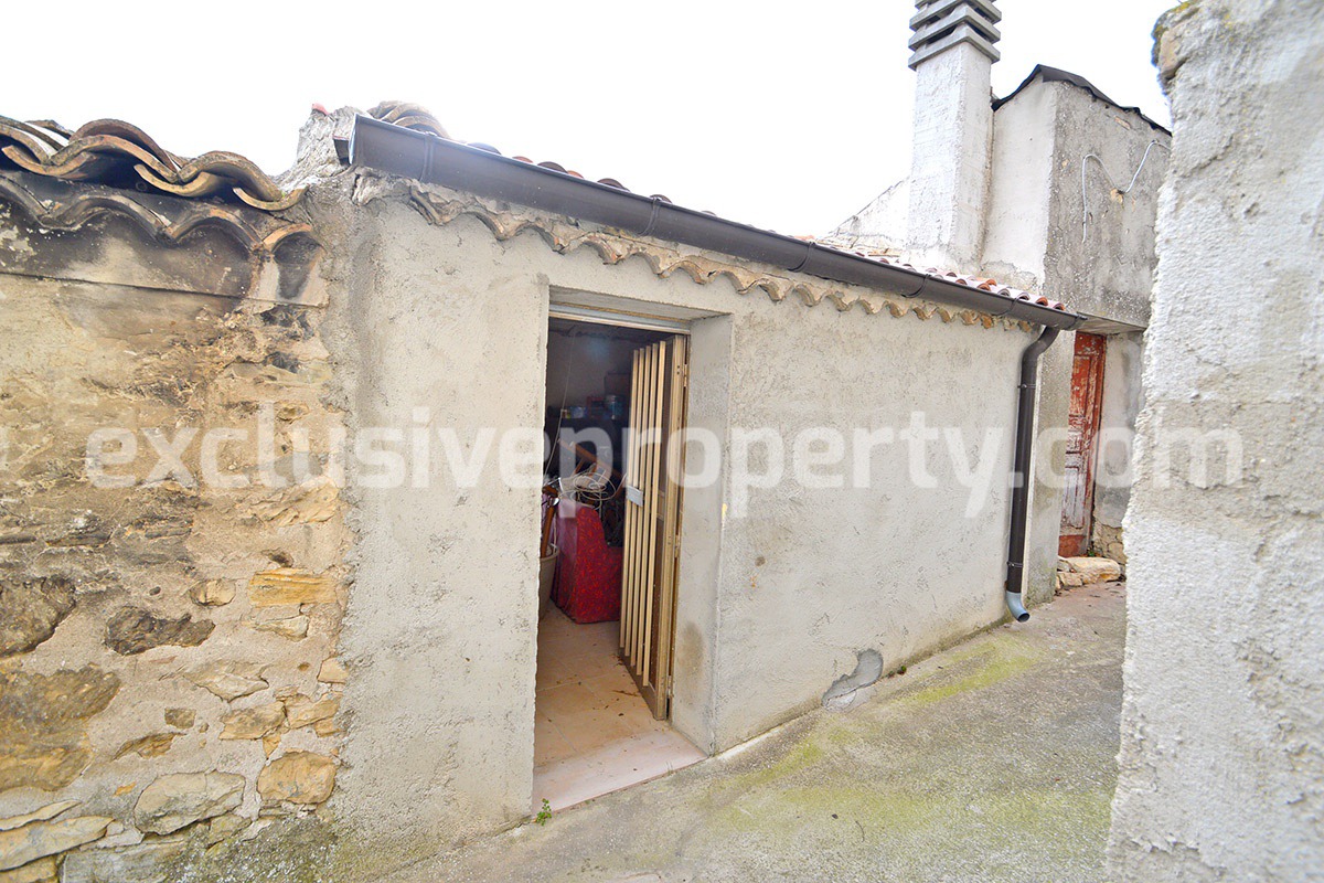 Partially restore house with new roof for sale in Abruzzo 19