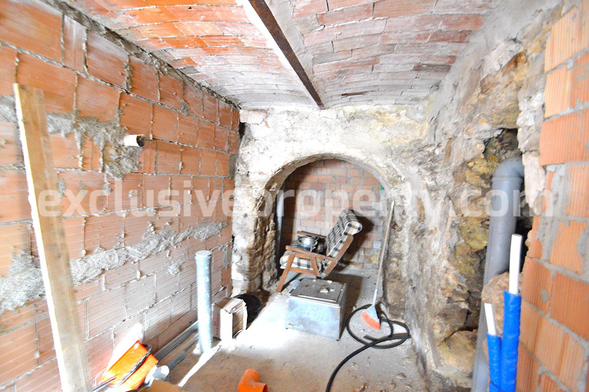 Partially restore house with new roof for sale in Abruzzo 23