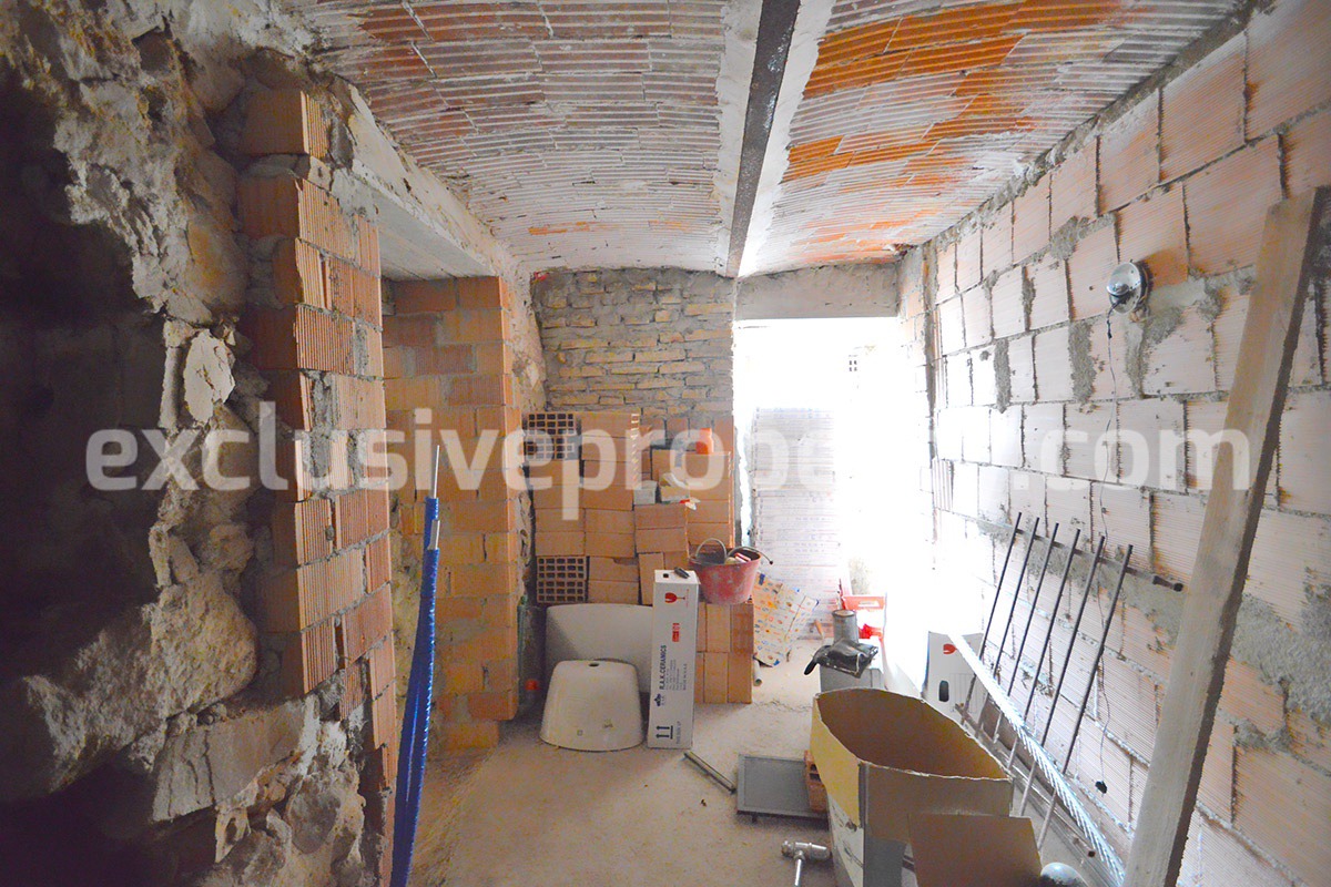 Partially restore house with new roof for sale in Abruzzo 24