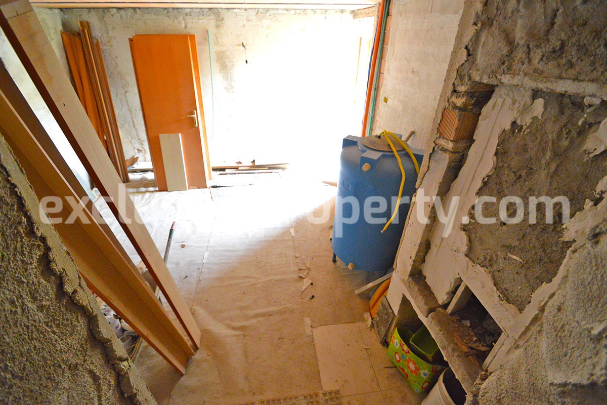 Partially restore house with new roof for sale in Abruzzo 25