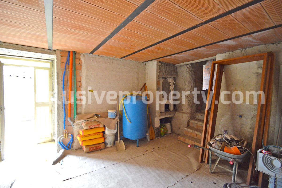 Partially restore house with new roof for sale in Abruzzo 27
