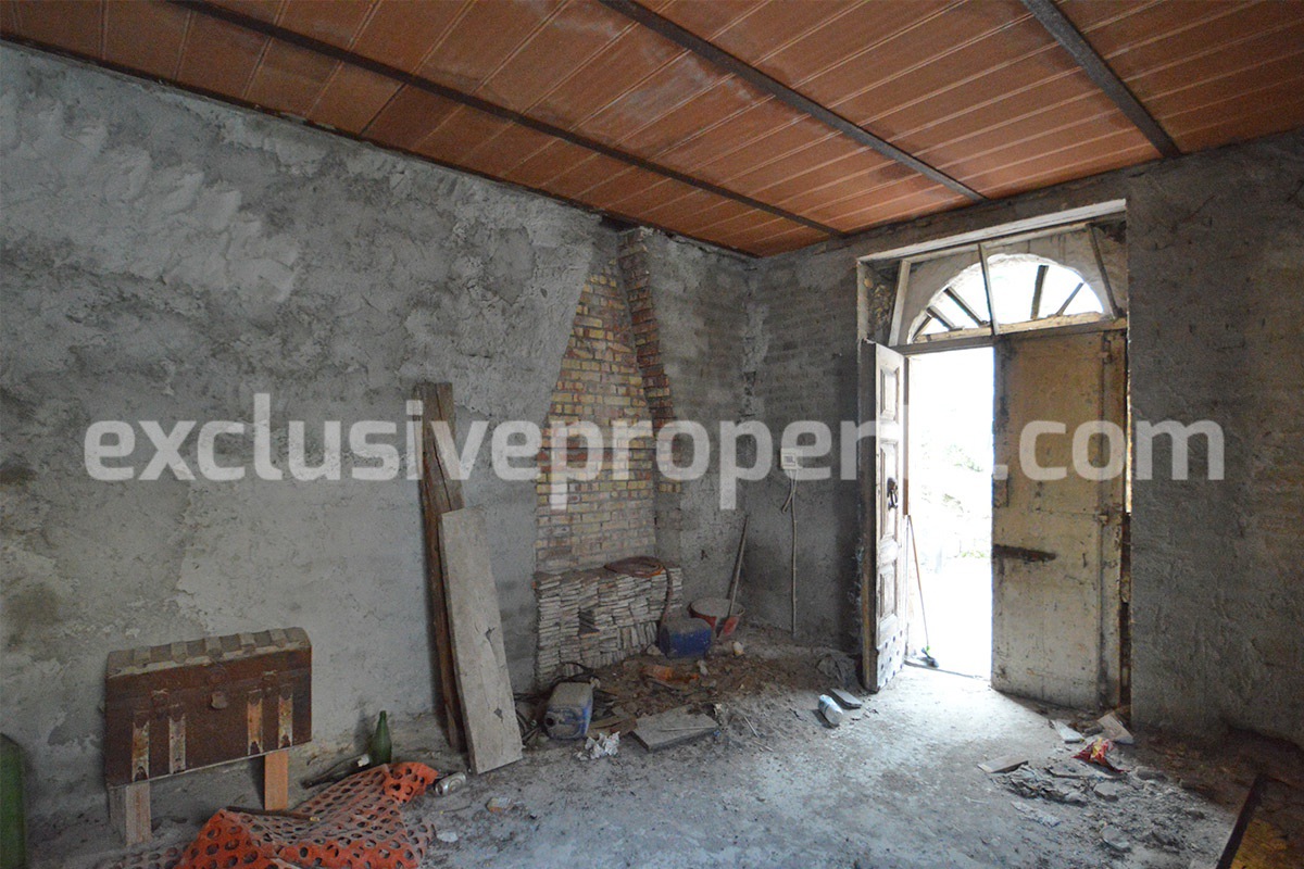 Old stone house with garage for sale in Abruzzo San Buono  Property in Italy