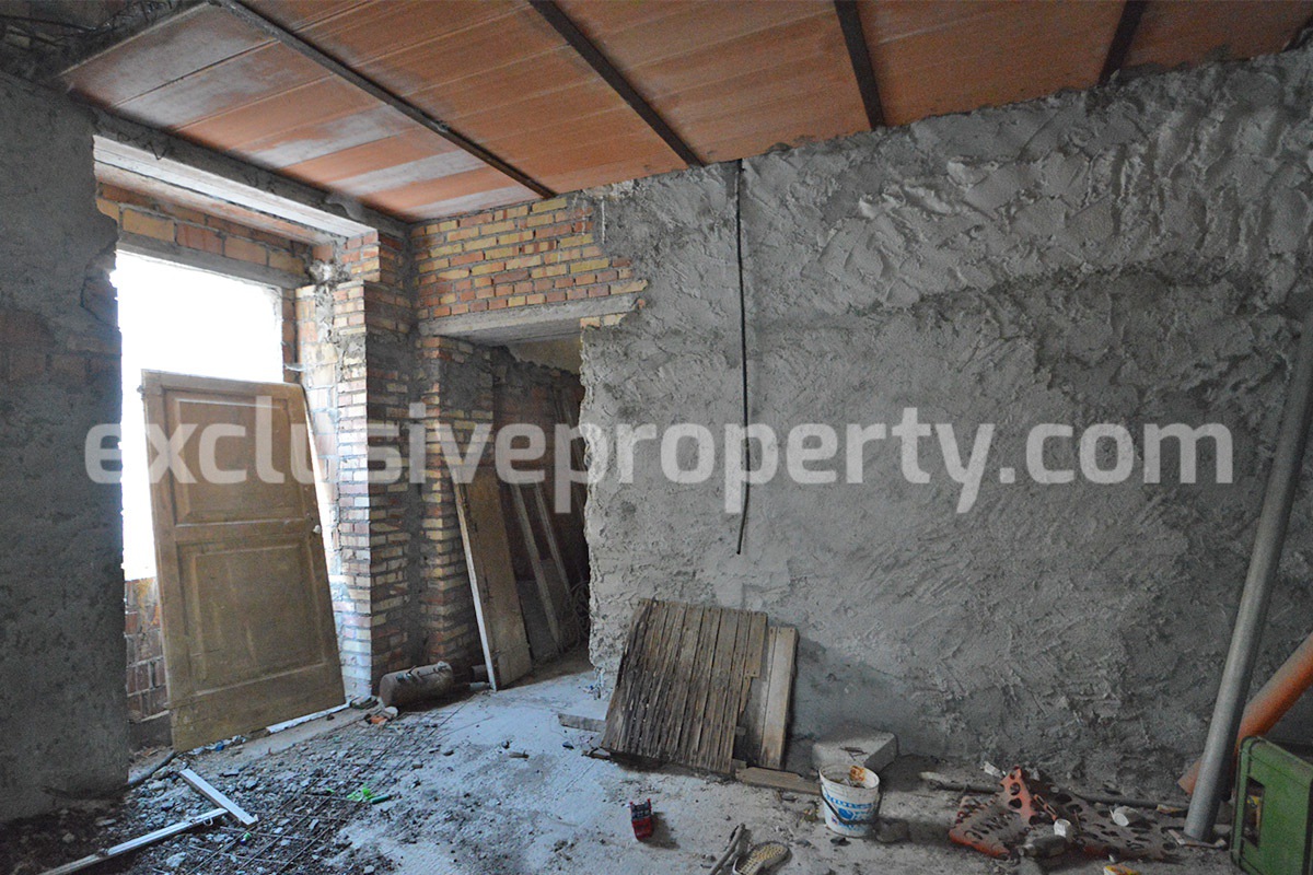 Old stone house with garage for sale in Abruzzo San Buono  Property in Italy
