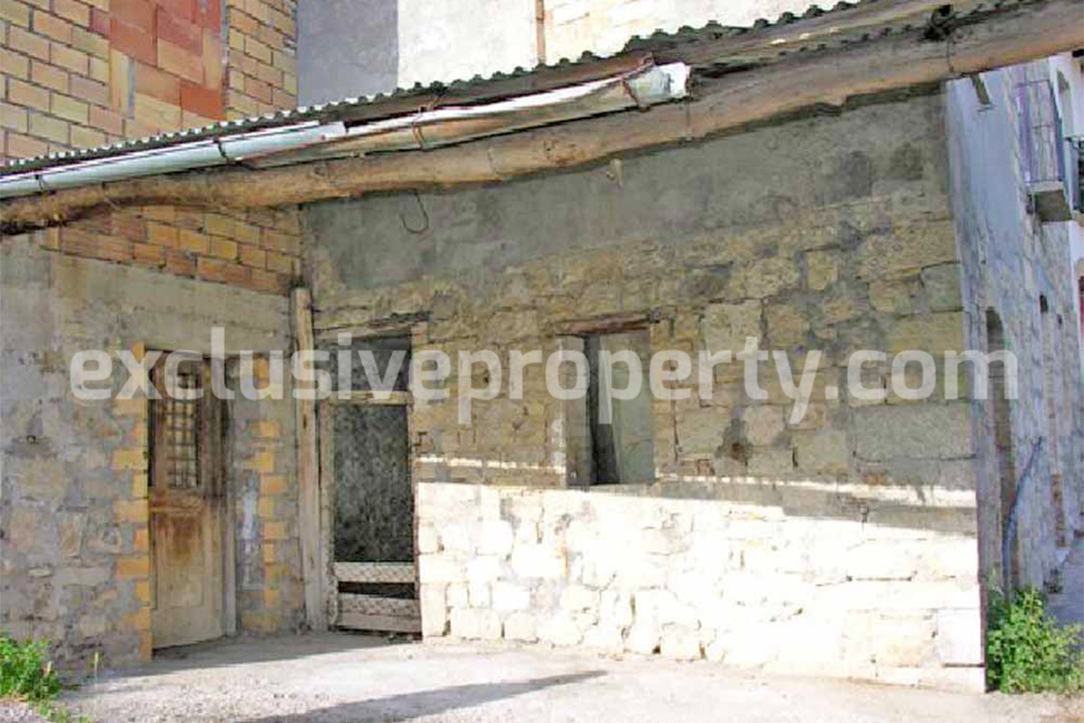 House to be restored with garden for sale in Abruzzo Italy