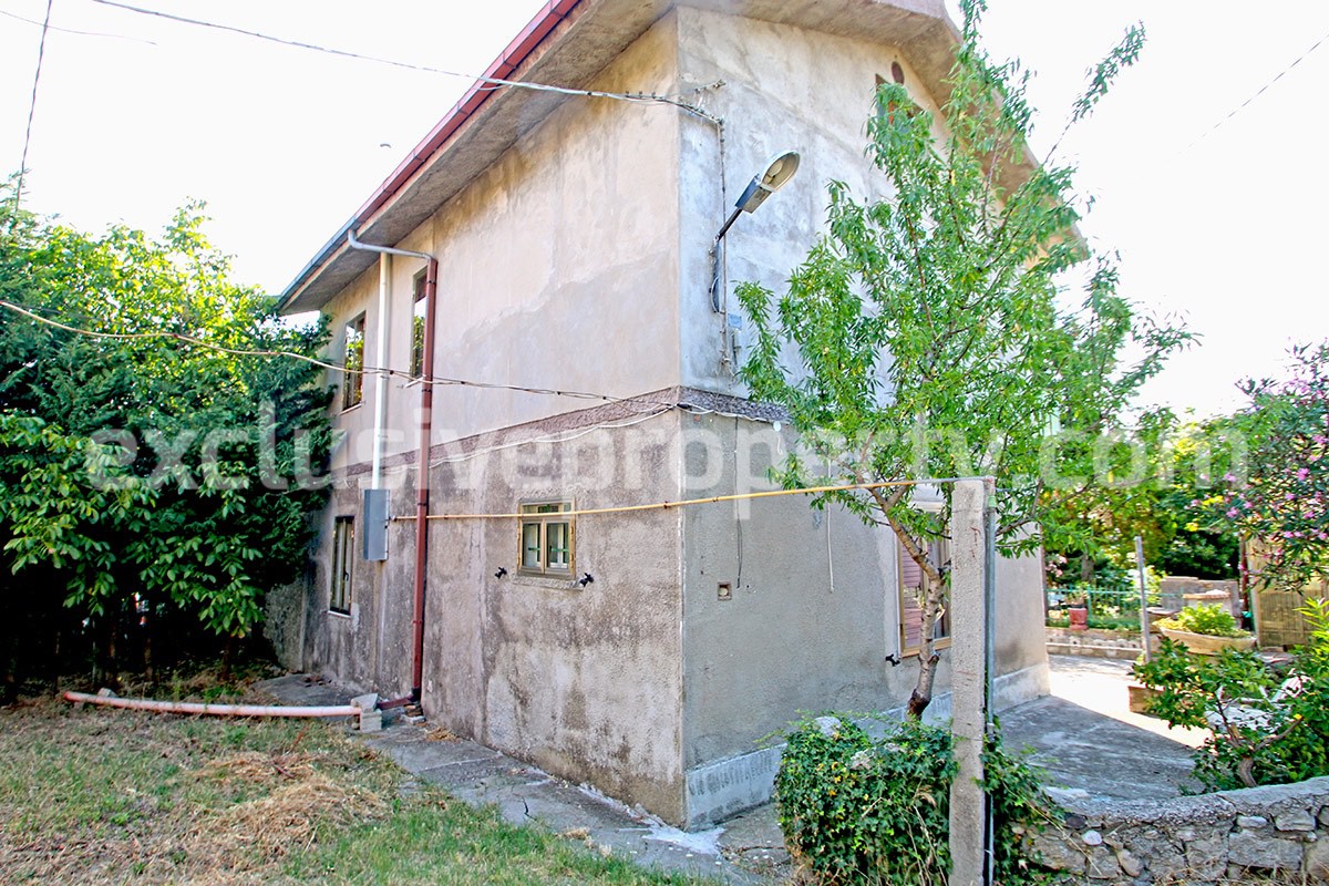 Semi-detached house with land for sale in Abruzzo a few km from the Coast 4