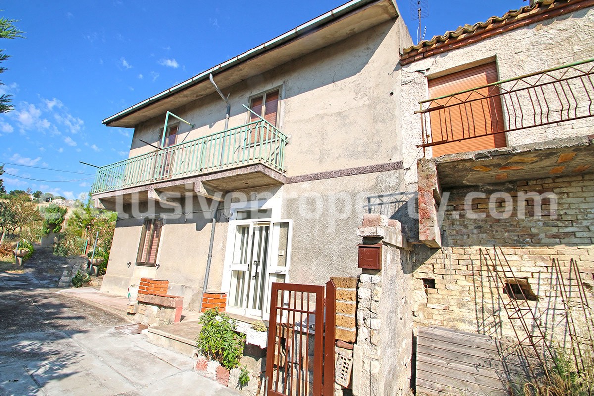 Semi-detached house with land for sale in Abruzzo a few km from the Coast 1