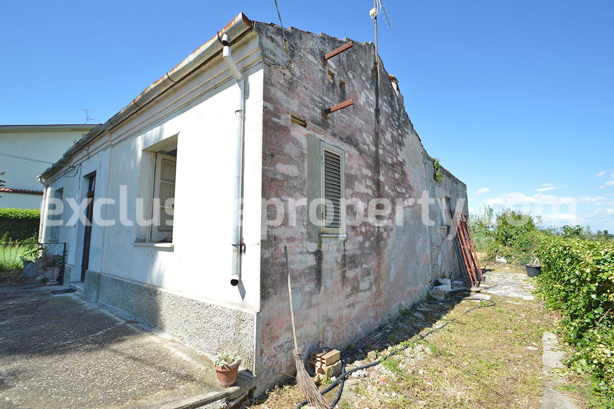 House with terrace and garden for sale near the sea Abruzzo Villalfonsina 3