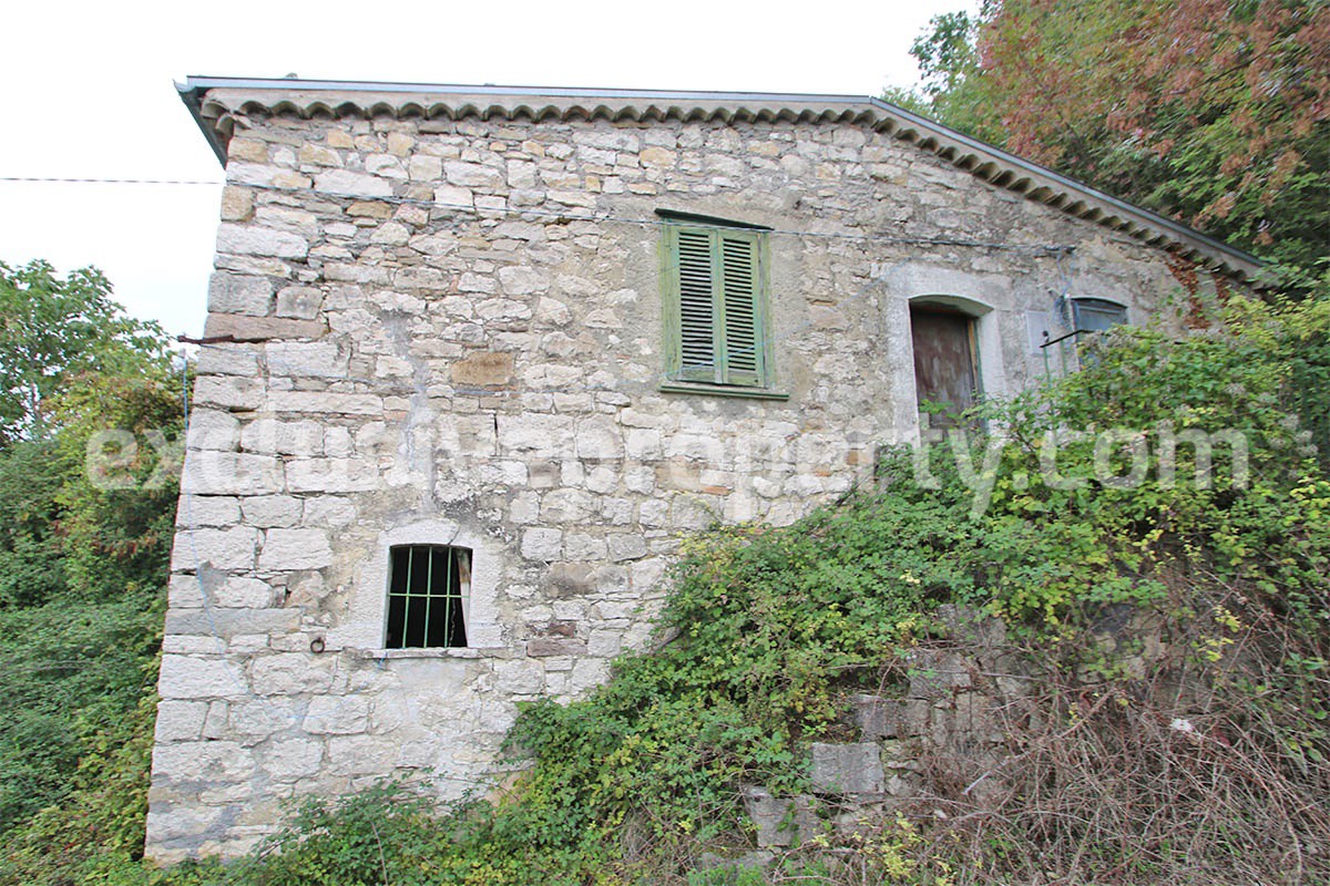 Stone farm house with land for sale in Molise  Village of Bagnoli del Trigno