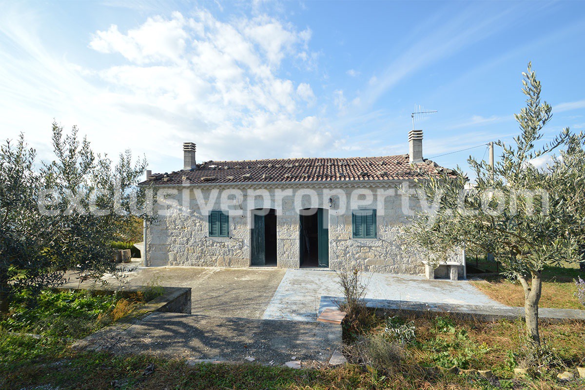 Buy an old house in stone for sale in Molise Isernia Bagnoli del Trigno