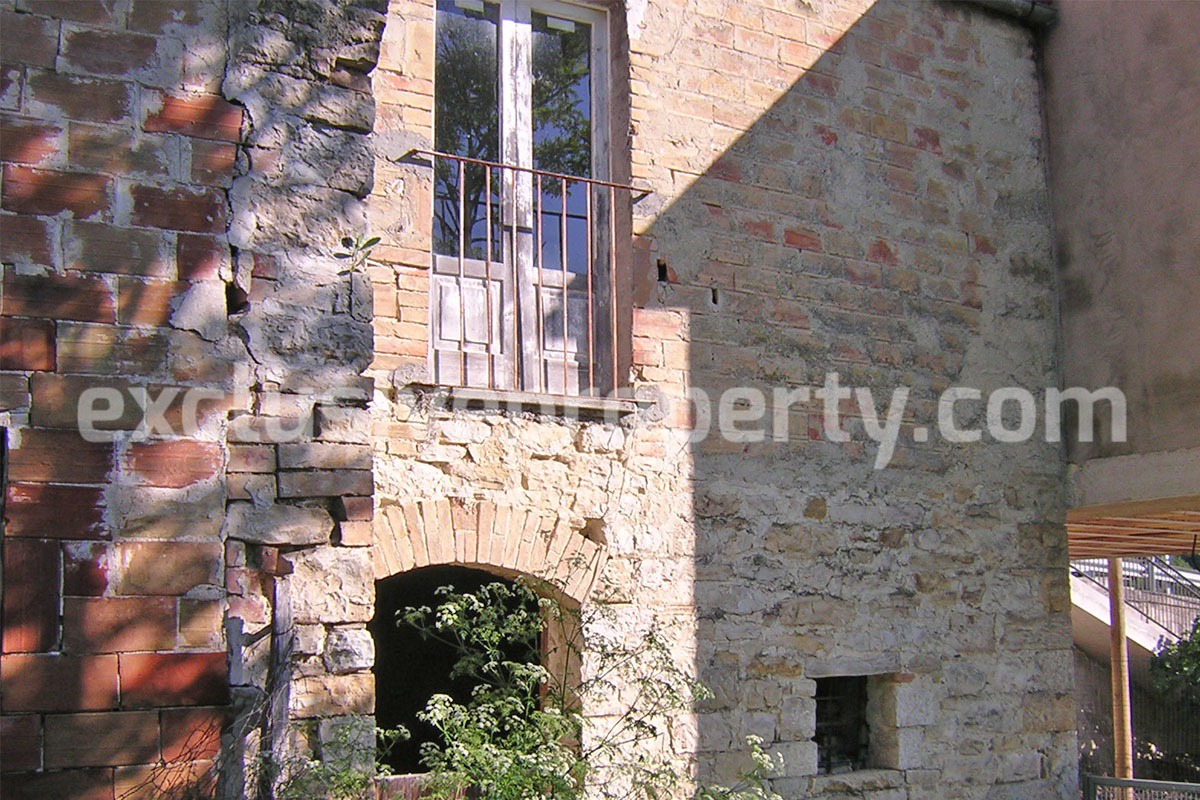 Stone house for sale in the centre of the village of Tufillo Abruzzo 2