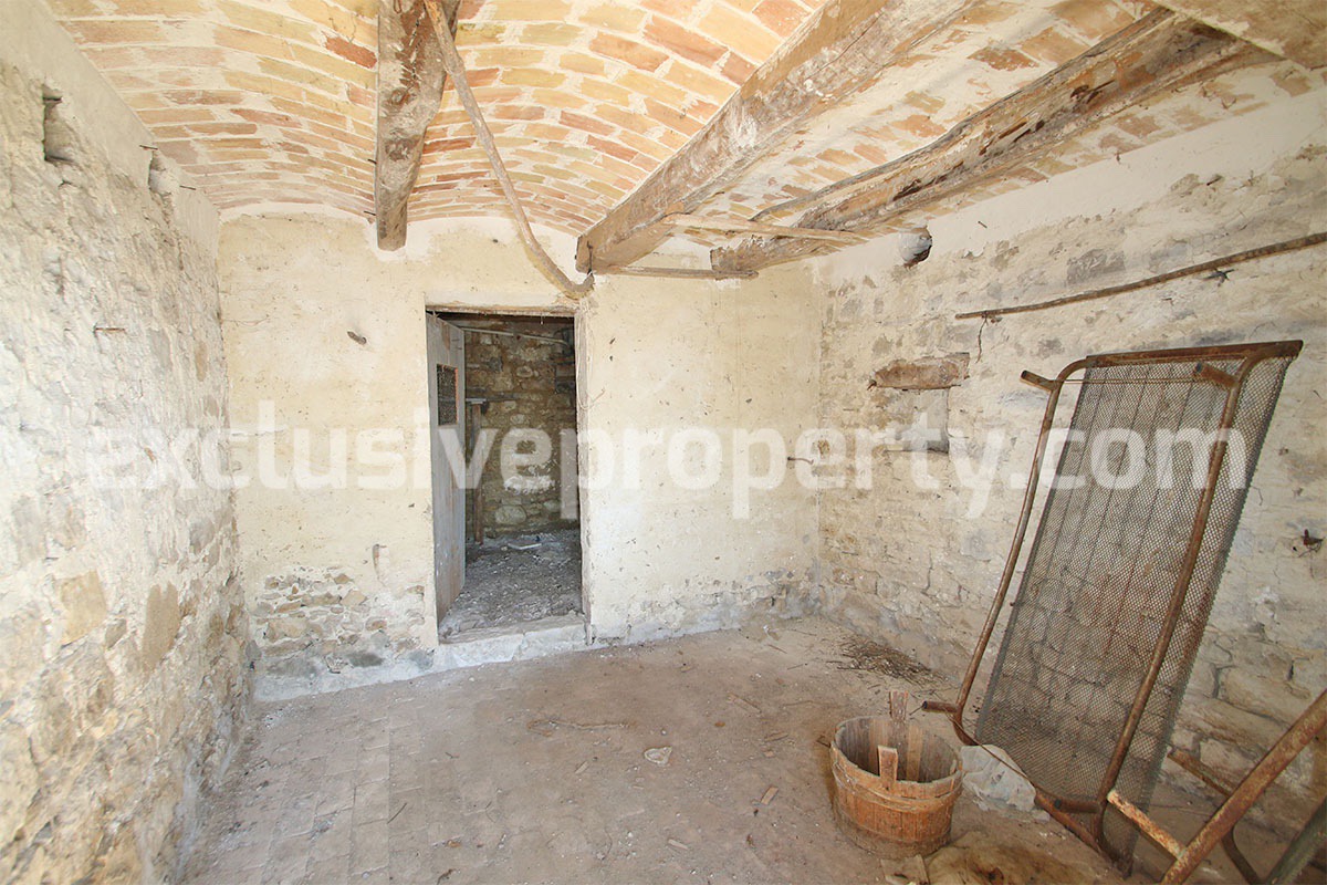 Stone house for sale in the centre of the village of Tufillo Abruzzo 3