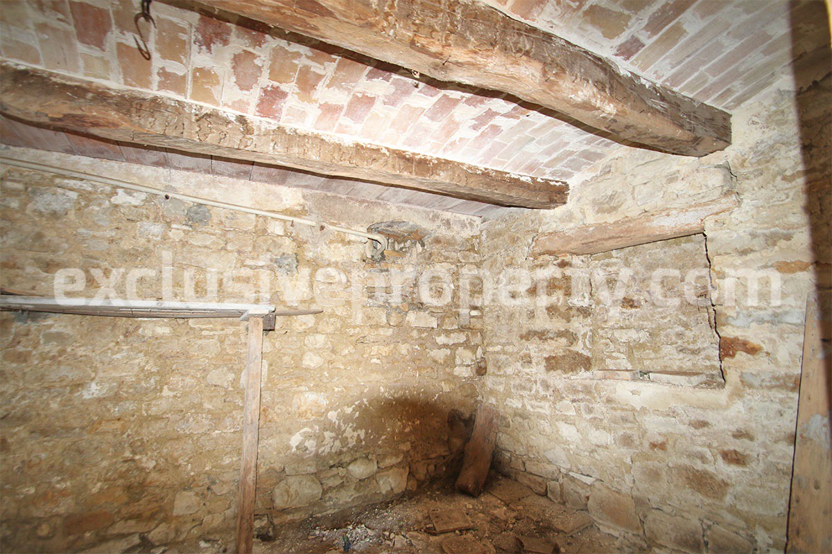 Stone house for sale in the centre of the village of Tufillo Abruzzo 4