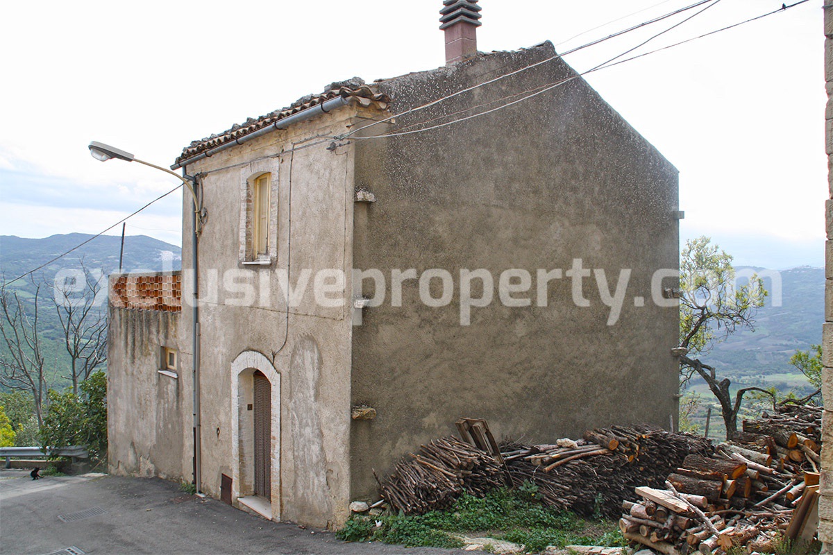 Stone house with spacious terrace and garden for sale in Tufillo - Abruzzo - Italy 1