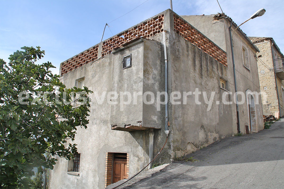 Stone house with spacious terrace and garden for sale in Tufillo - Abruzzo - Italy