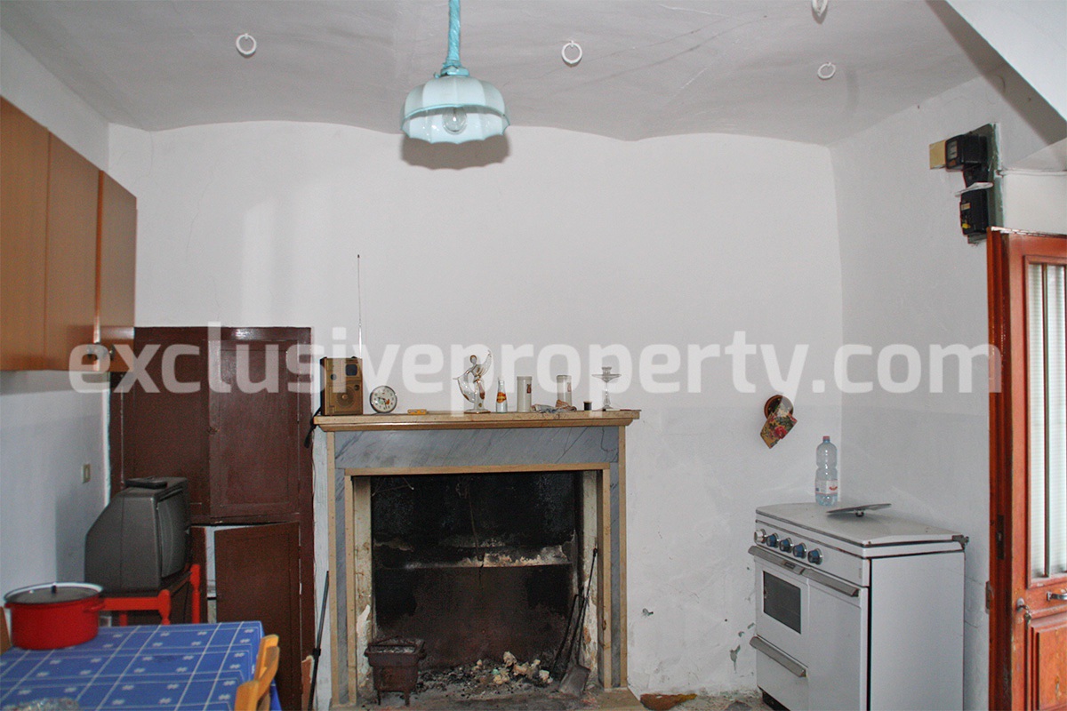 Stone house with spacious terrace and garden for sale in Tufillo - Abruzzo - Italy 3