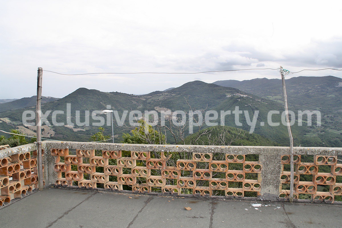 Stone house with spacious terrace and garden for sale in Tufillo - Abruzzo - Italy